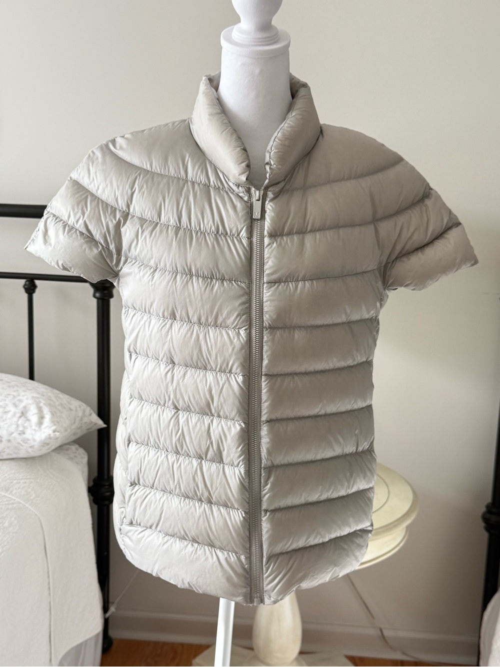 Martha Stewart Quilted Short-Sleeve Down Packable Puffer Vest- Light Cream/Gray